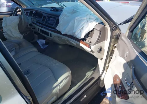 1997 Lincoln Town Car Executive z USA, uszkodzony, nr VIN 1LNLM81W8VY751886